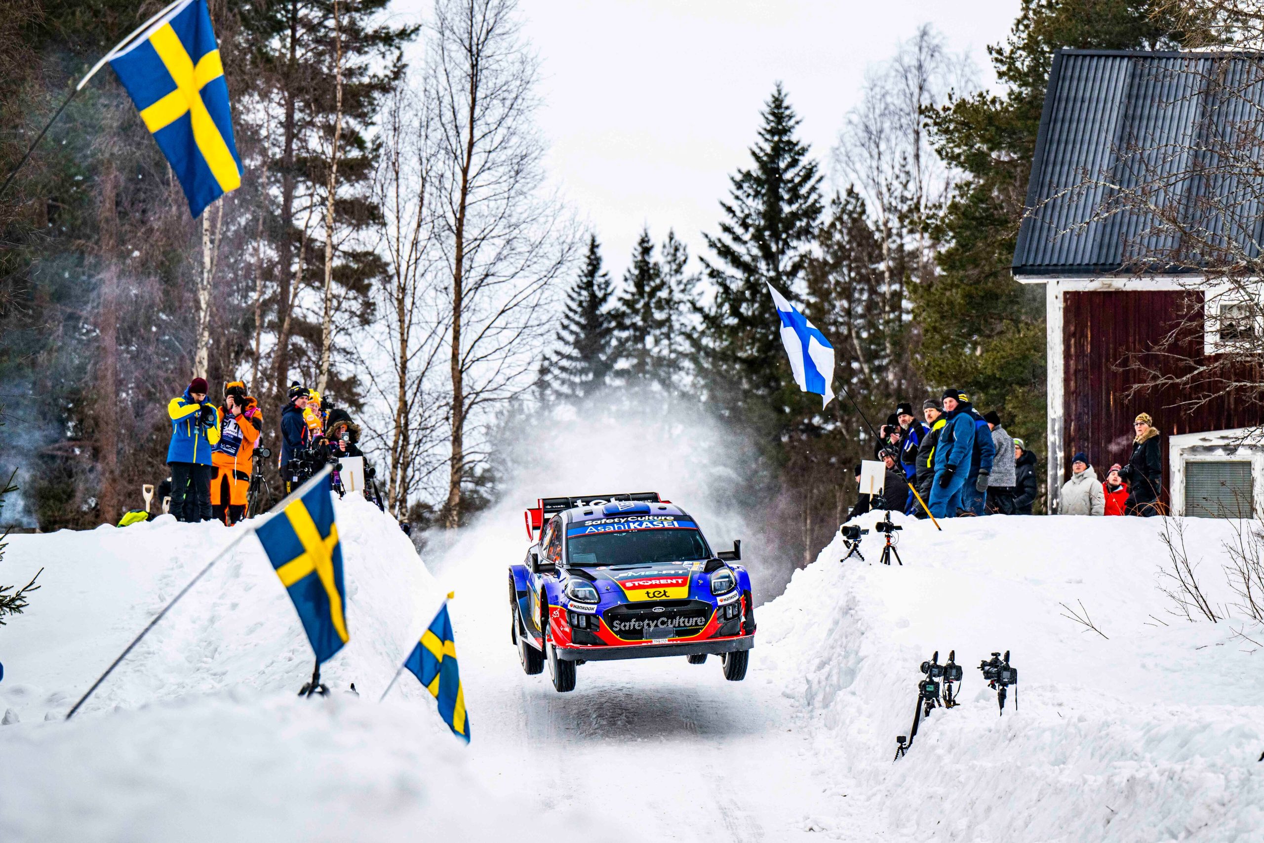 EVANS, CUMA GÜNÜ YAŞANAN DRAMATİK OLAYLARDAN SONRA İSVEÇ RALLİSİ’NDEKİ ZORLU MÜCADELENİN ÜSTESİNDEN GELDİ