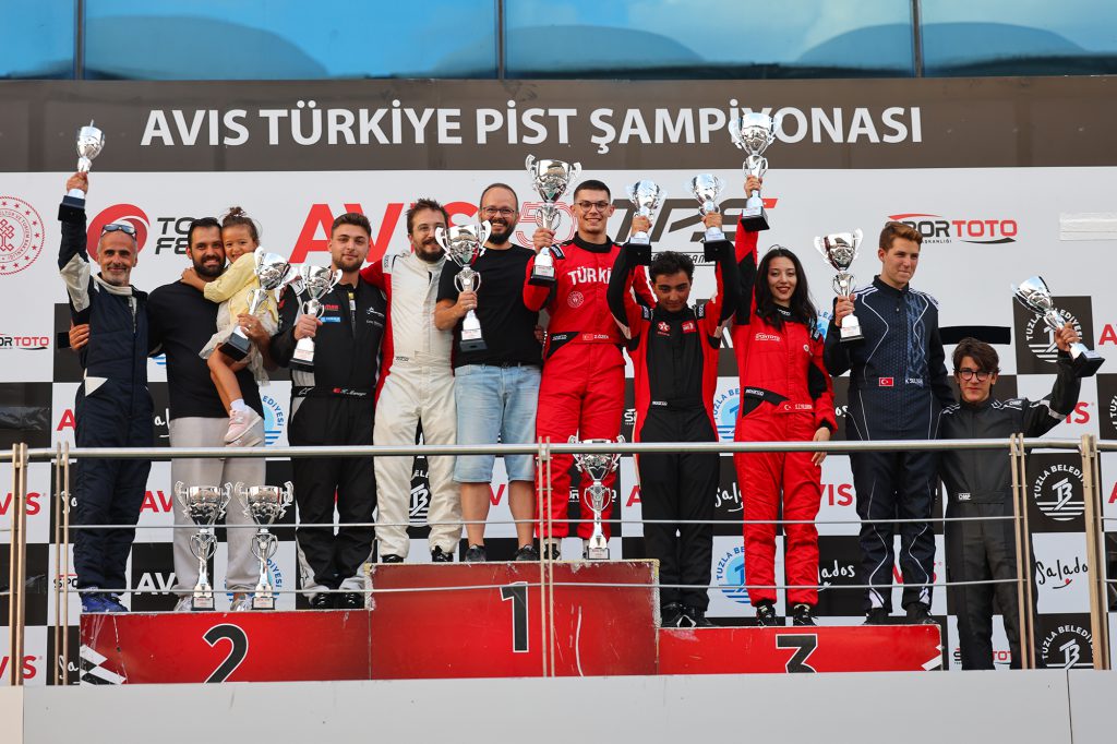 “Genç Yetenekler ve Efsaneler İstanbul Park’ta Tarih Yazdı!”