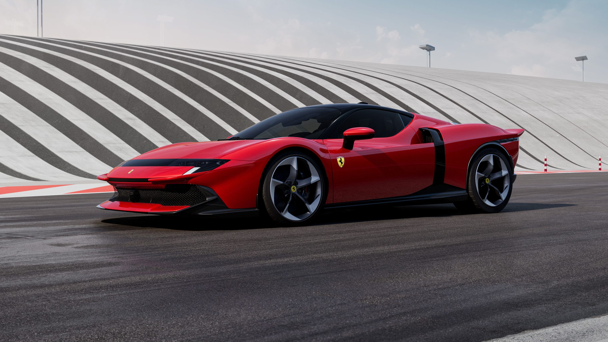 “FERRARİ TESTAROSSA EFSANESİ, 1050 BEYGİR GÜCÜYLE YENİDEN DOĞUYOR!”