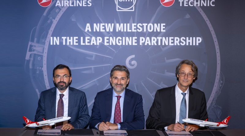 Mikail Akbulut, Murat Şeker ve Olivier Andriès THY–CFM imza töreninde
