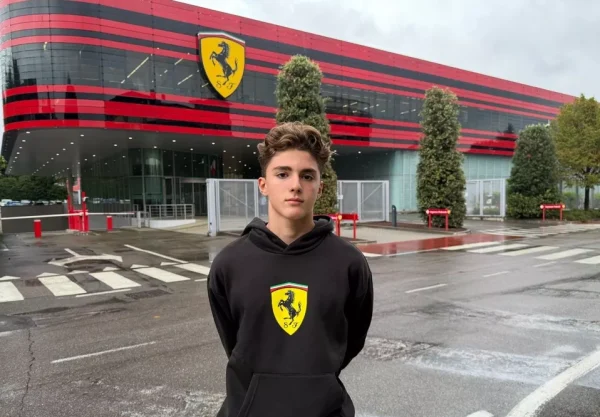 Alp Aksoy Ferrari tesisleri önünde