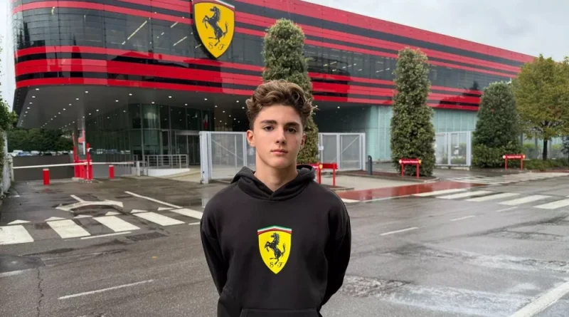 Alp Aksoy Ferrari tesisleri önünde