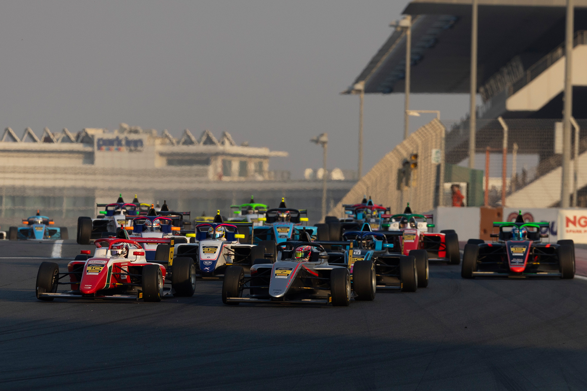 Formula Trophy yarışından start görüntüsü