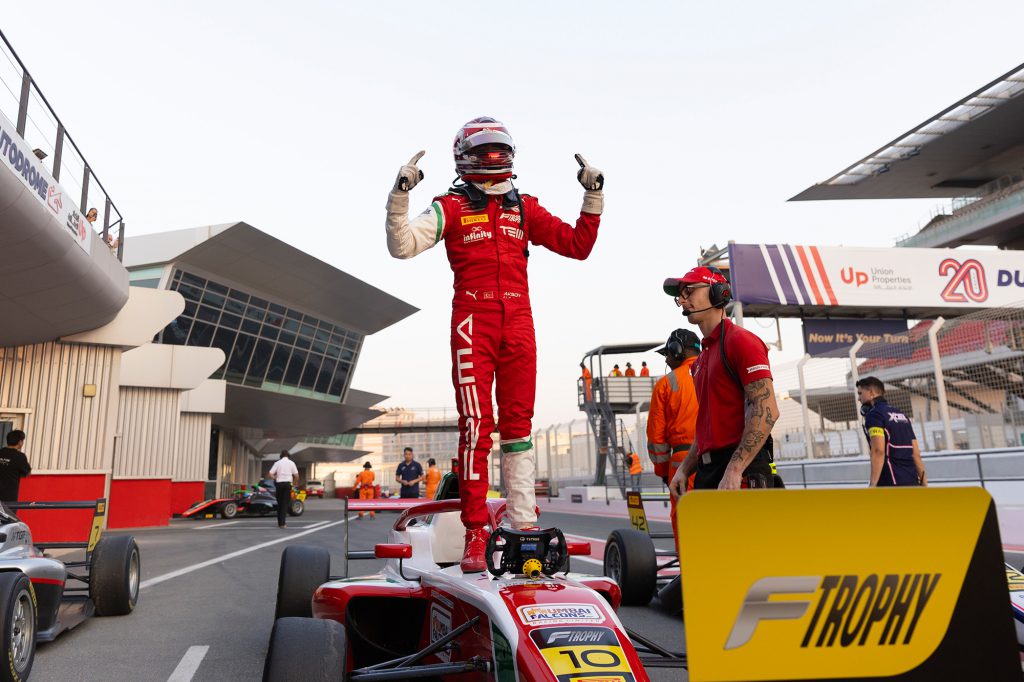 Alp Aksoy Formula Trophy otomobili üzerinde zaferini kutluyor
