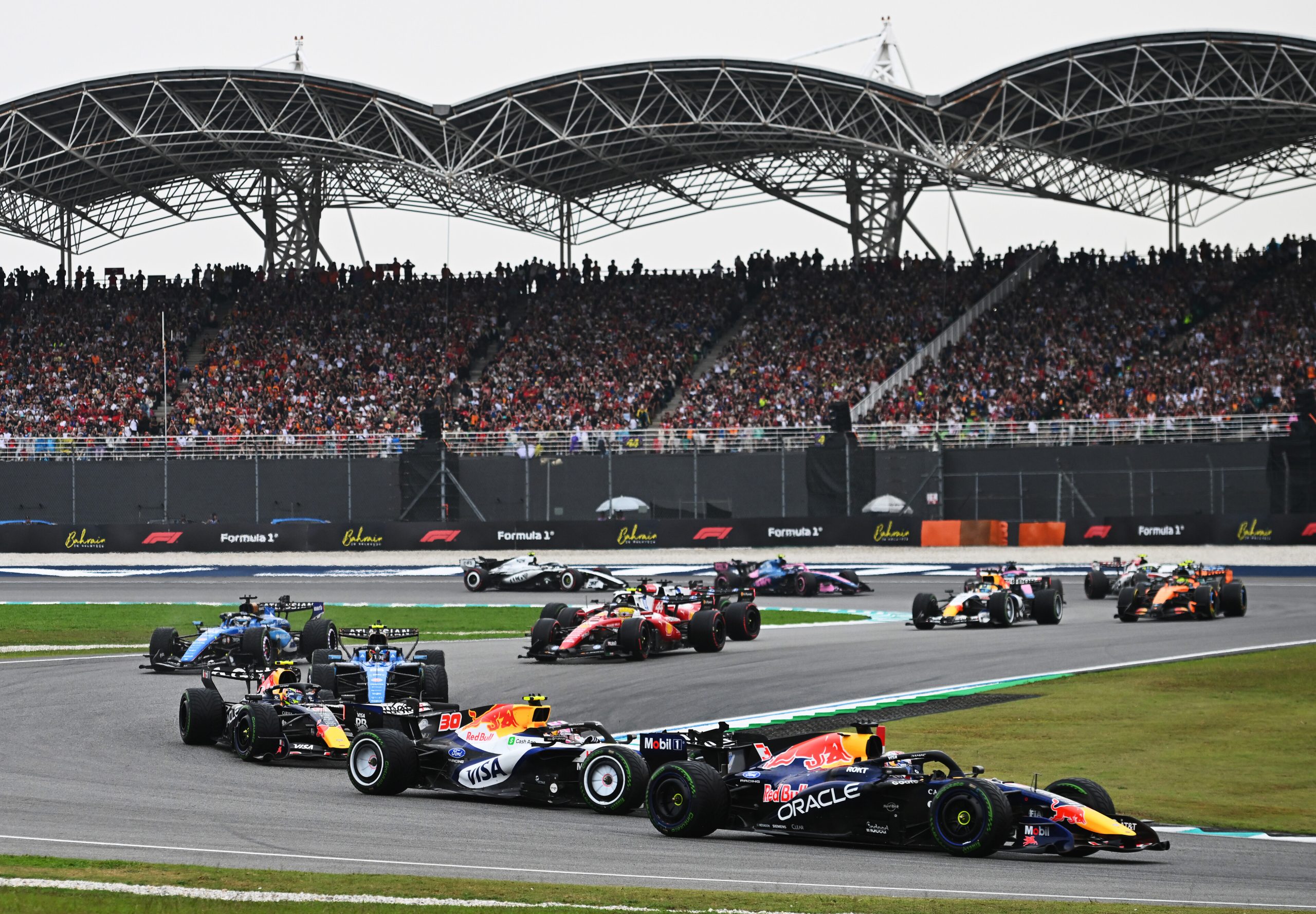 Formula 1 otomobilleri Sepang yarışının startında