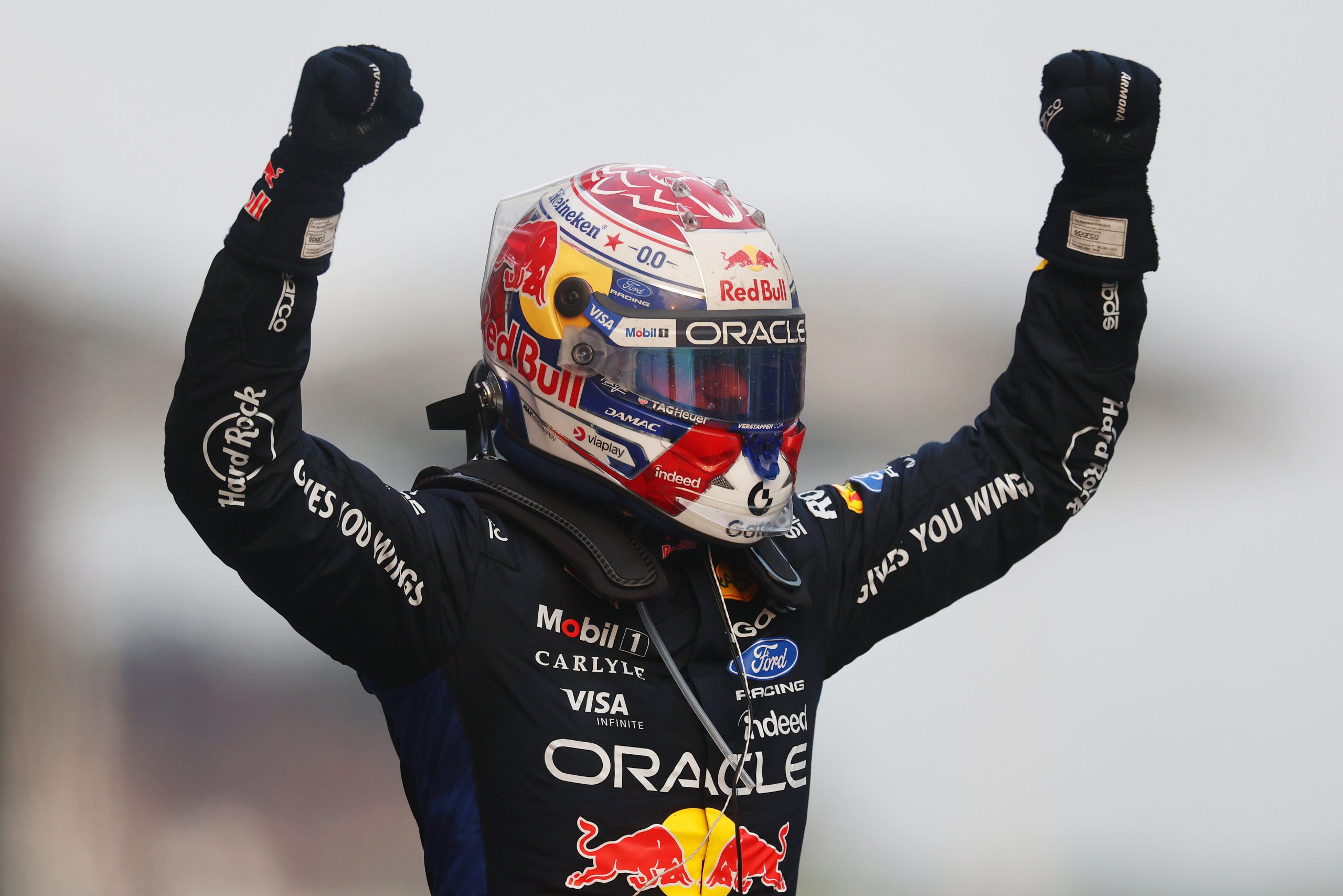 Max Verstappen yarış sonrası iki yumruğunu kaldırarak kutlarken