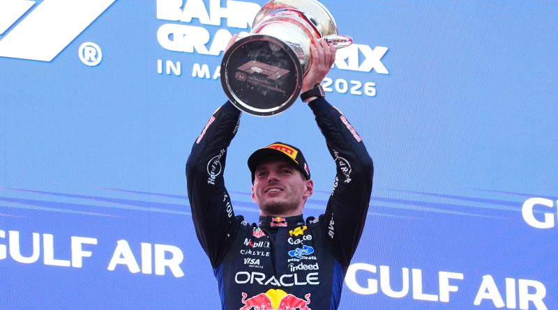 Max Verstappen Malezya’daki Bahreyn Grand Prix kupasını kaldırırken