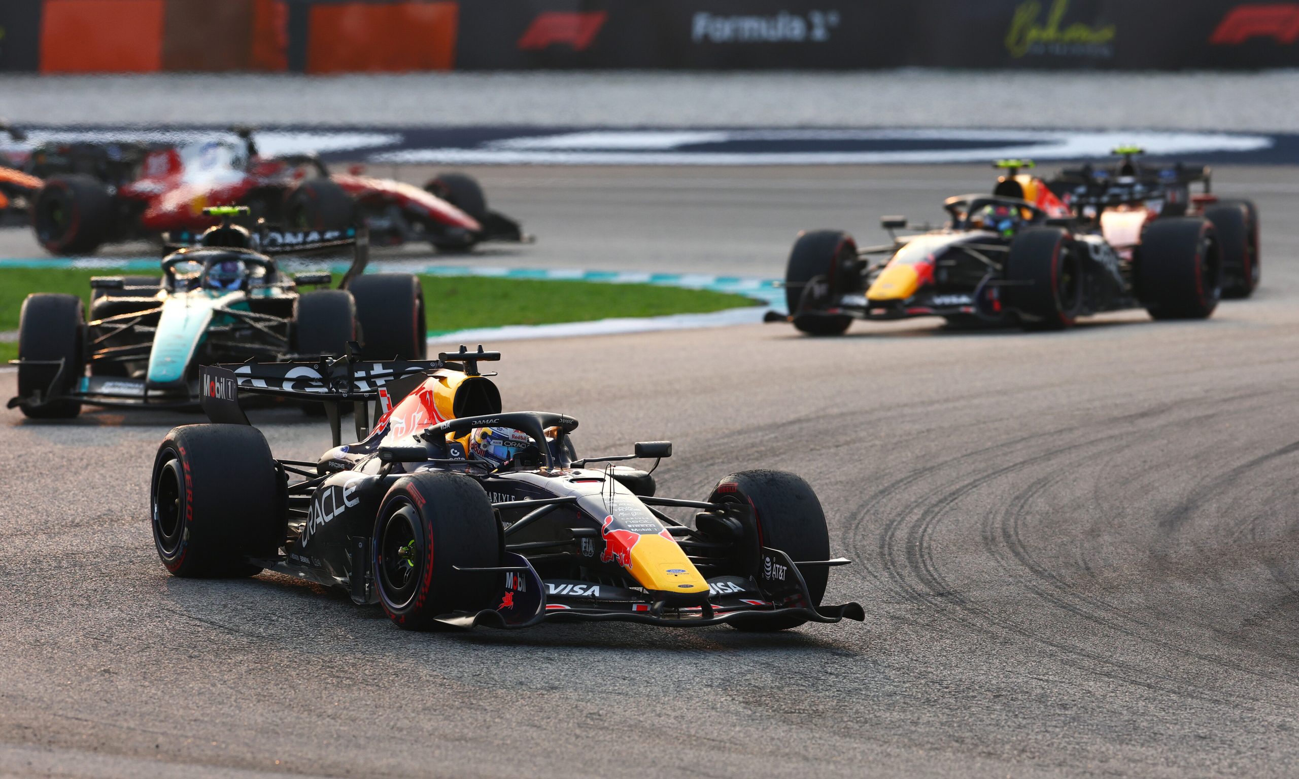 Red Bull ve Mercedes otomobilleri Sepang pistinde