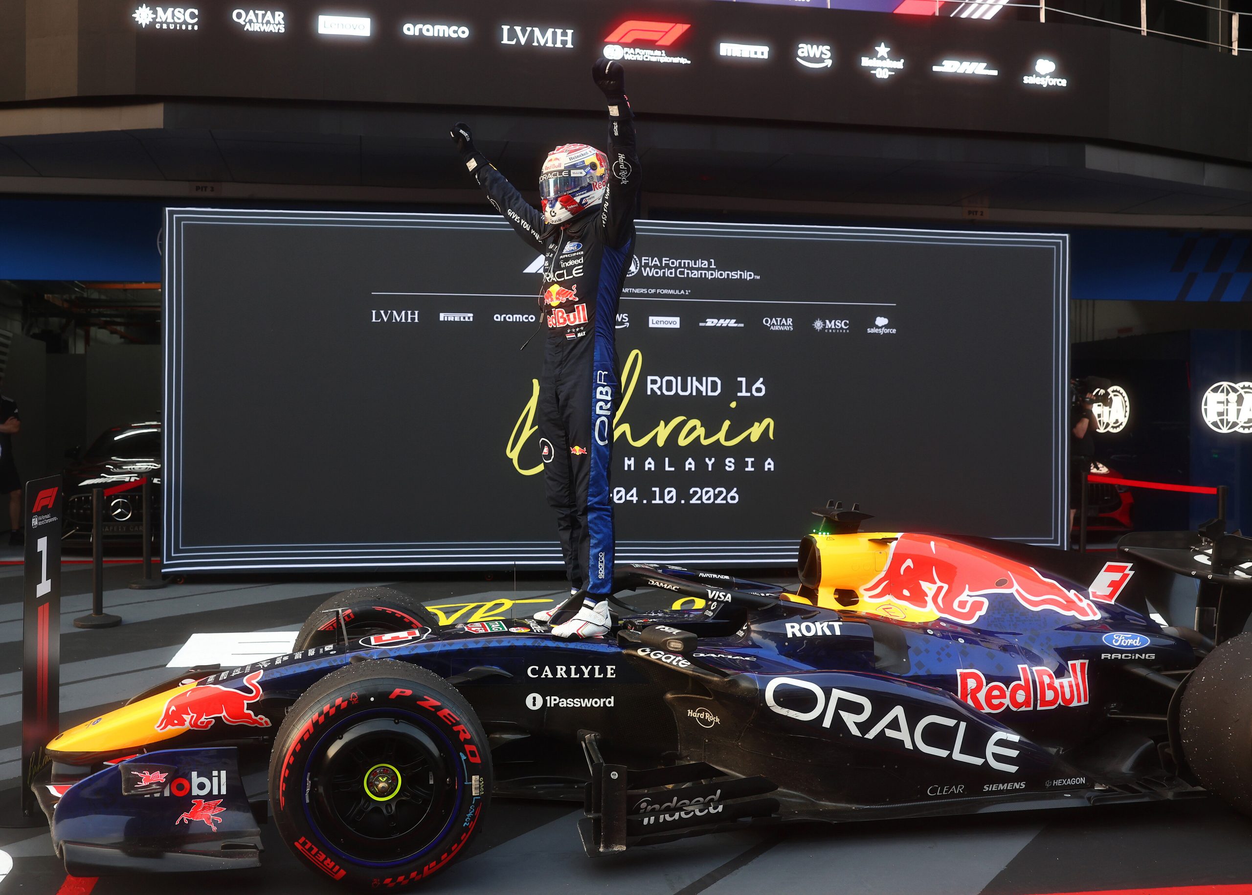 Max Verstappen galibiyetin ardından otomobilinin üstünde kutlarken