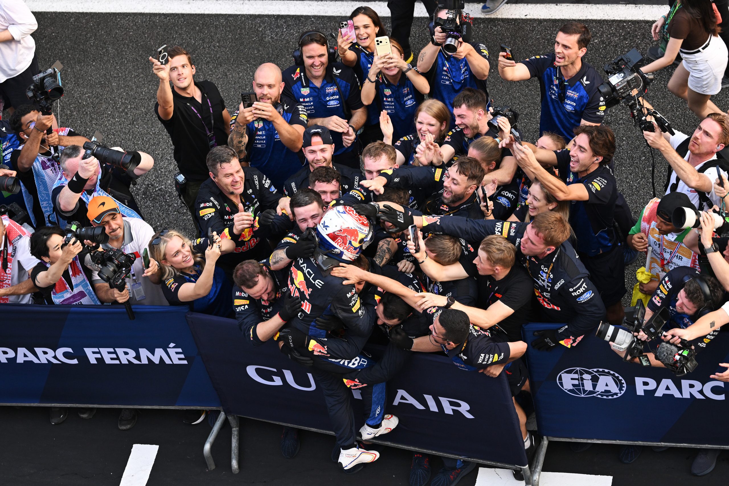 Max Verstappen Red Bull ekibiyle zaferi kutlarken
