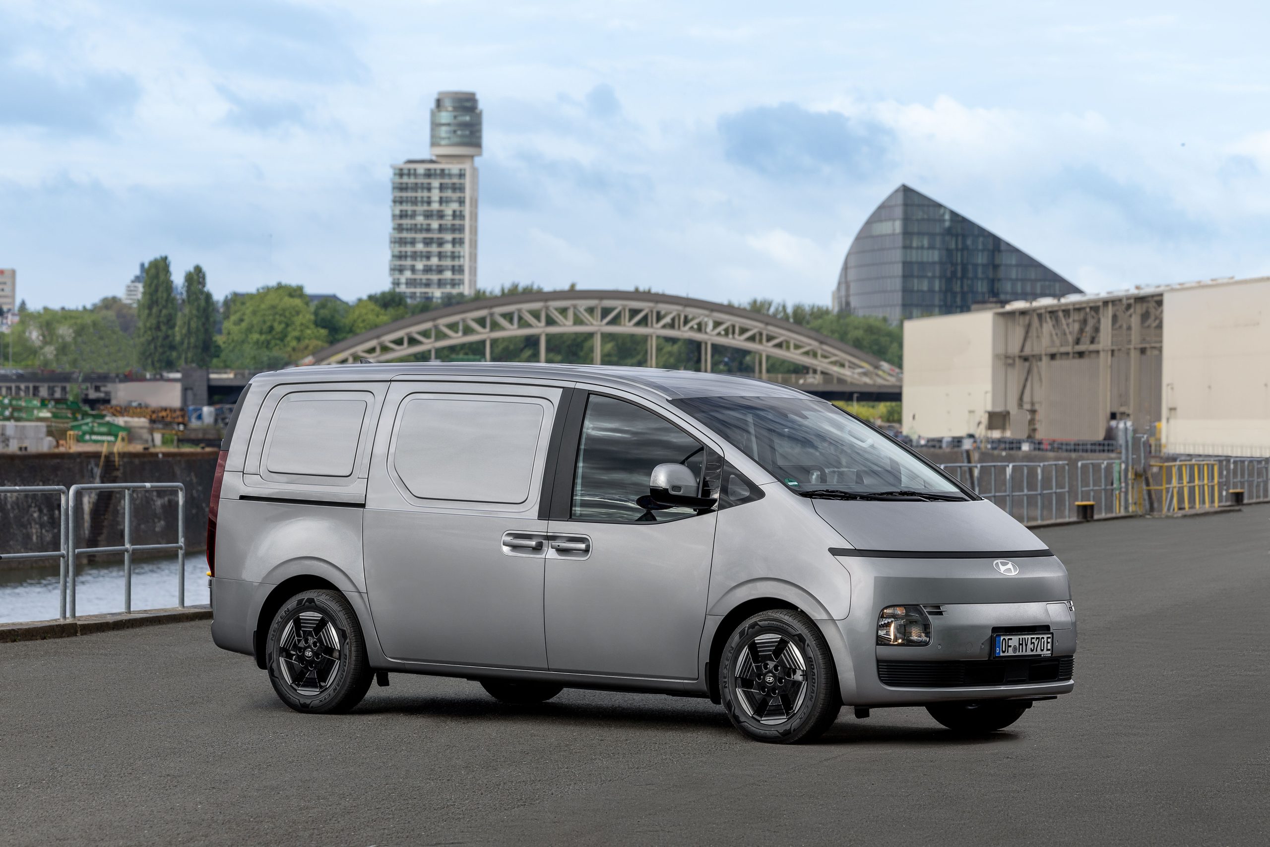Hyundai STARIA Cargo elektrikli hafif ticari araç