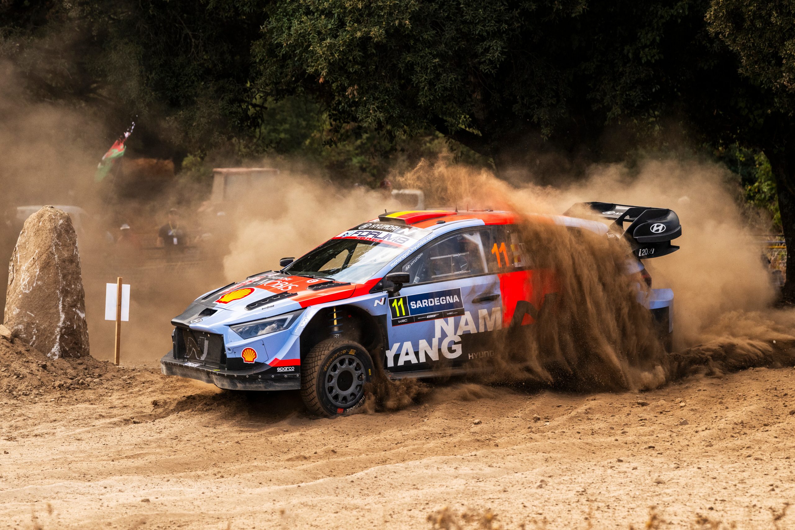 Hyundai i20 N Rally1 toprak etapta toz kaldırırken