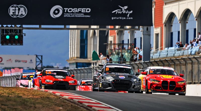 TOSFED İstanbul Park başlangıç düzlüğünde yarış otomobilleri