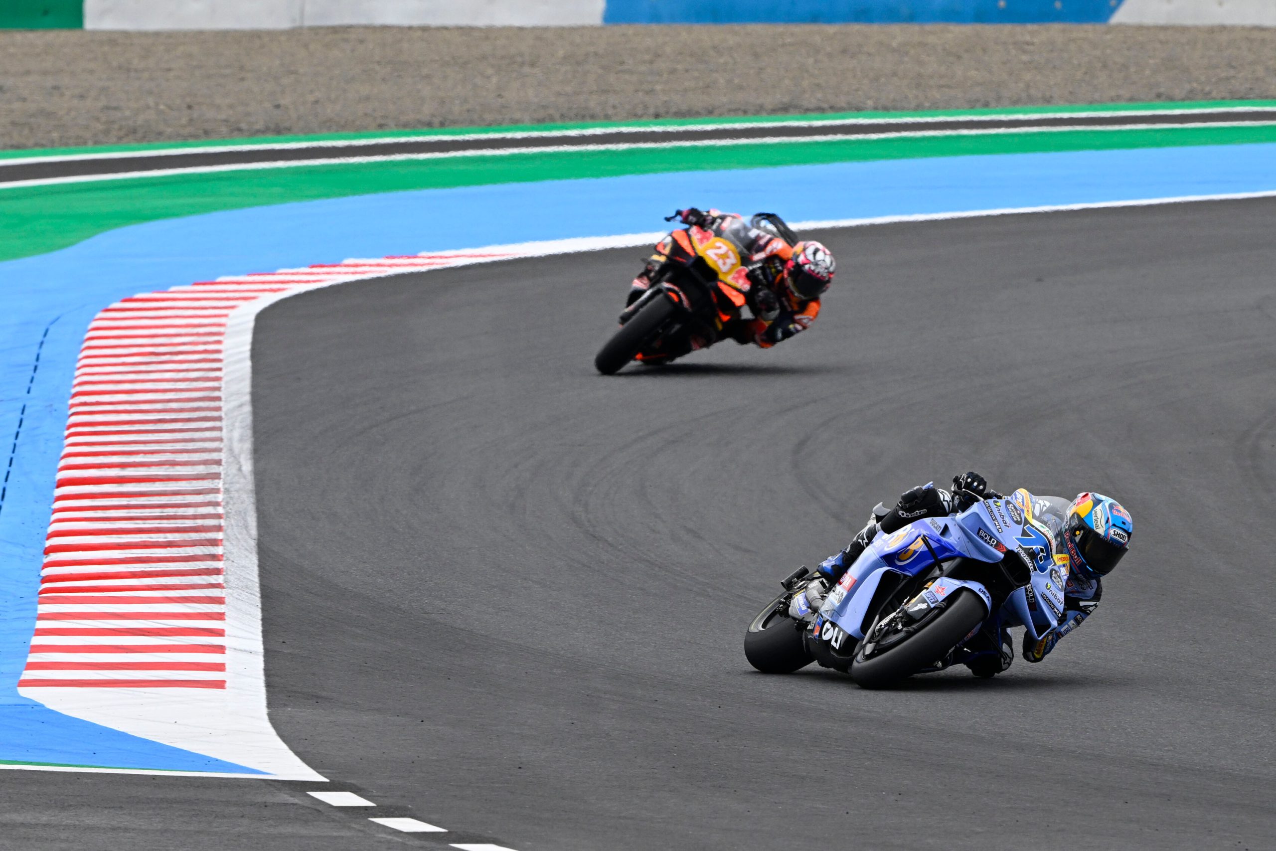Yamaha ve KTM motosikletleri Motegi virajında