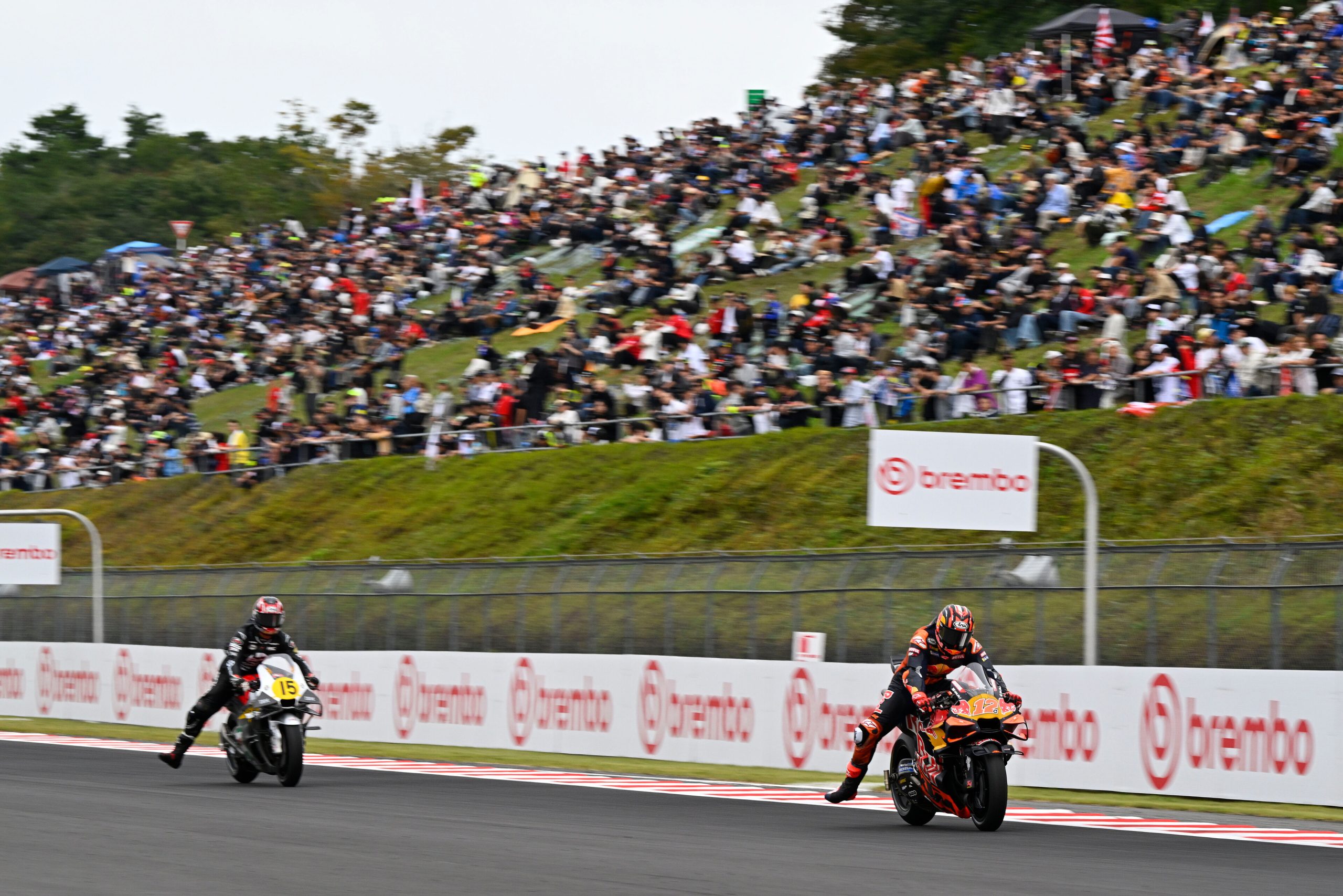 MotoGP sürücüleri Motegi’de seyircilerin önünden geçerken
