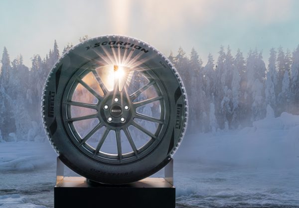 Pirelli Scorpion Winter 3 lastiğinin karlı ortamda tanıtım görseli