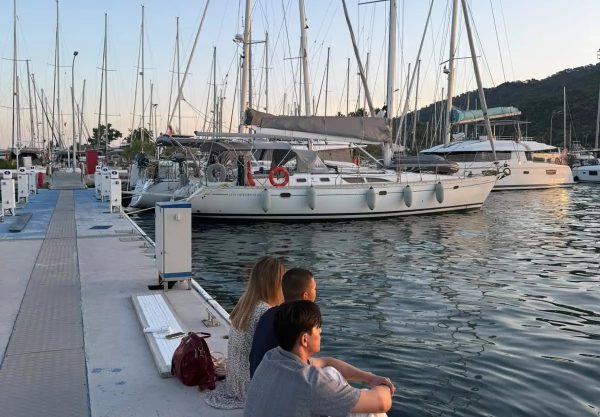 Ruhun Yelkenleri bülteninde paylaşılan marinadaki yelkenli