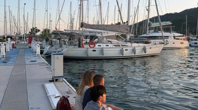 Ruhun Yelkenleri bülteninde paylaşılan marinadaki yelkenli