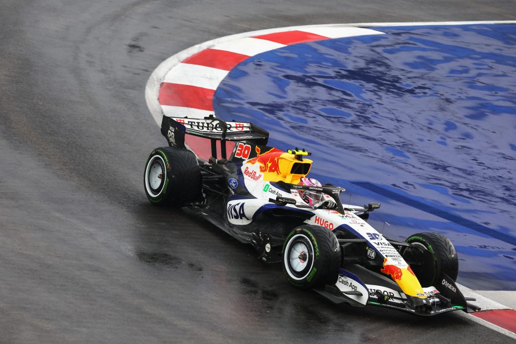 Liam Lawson Singapur sprint yarışında pistte