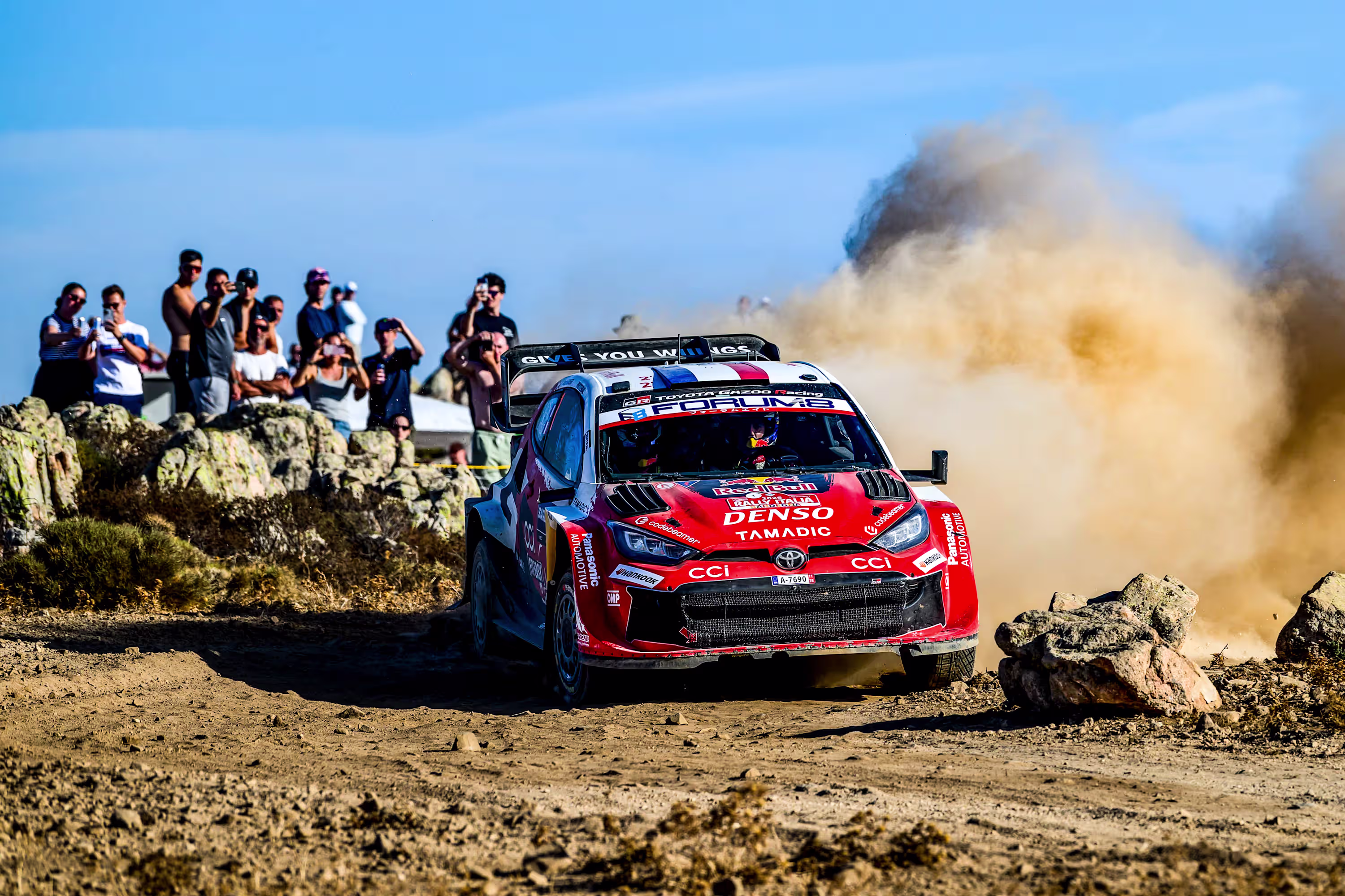 Sébastien Ogier Toyota GR Yaris Rally1 ile toprak etapta
