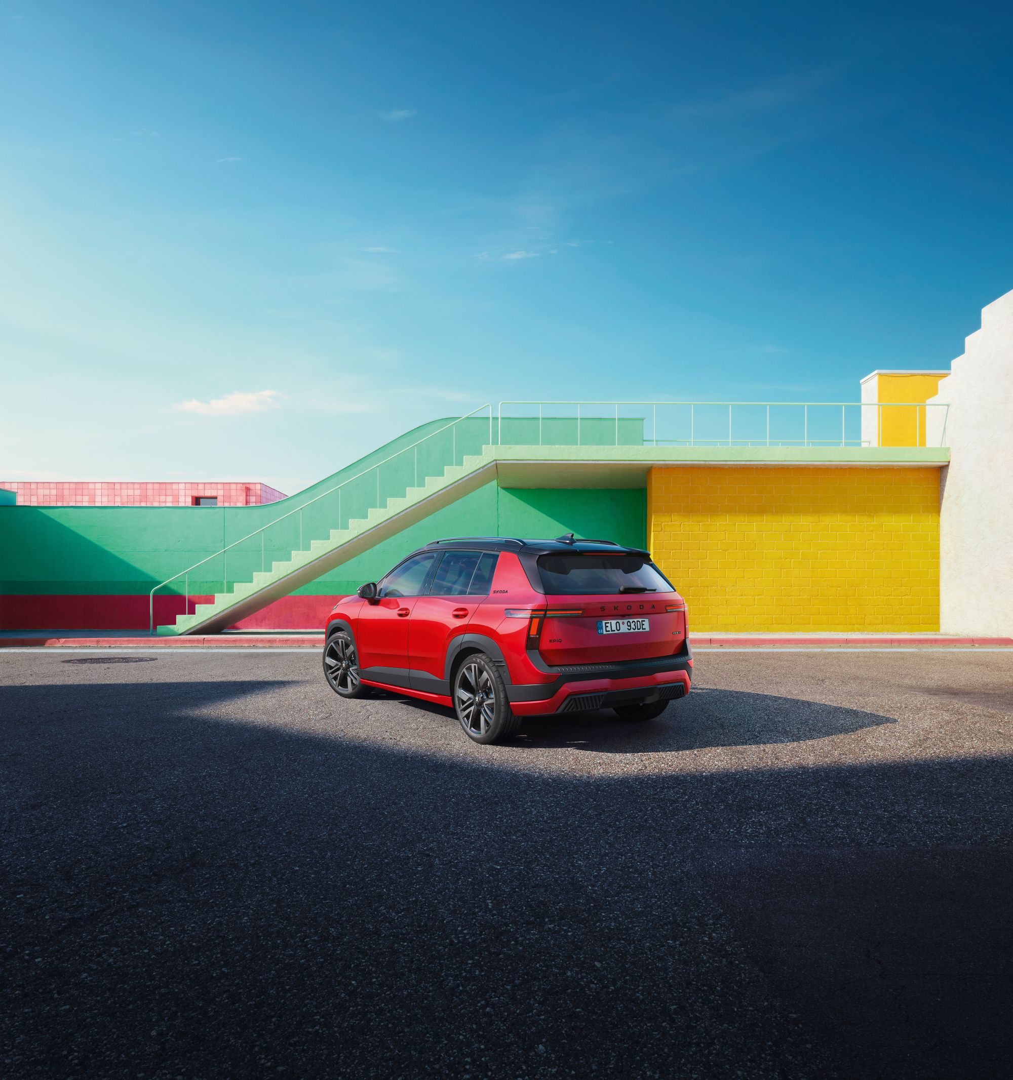 Kırmızı Škoda Epiq Sportline’ın siyah tavanı ve arka tasarımı
