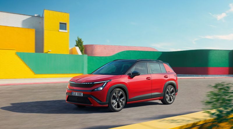Kırmızı Škoda Epiq Sportline’ın yolda önden ve yandan görünümü