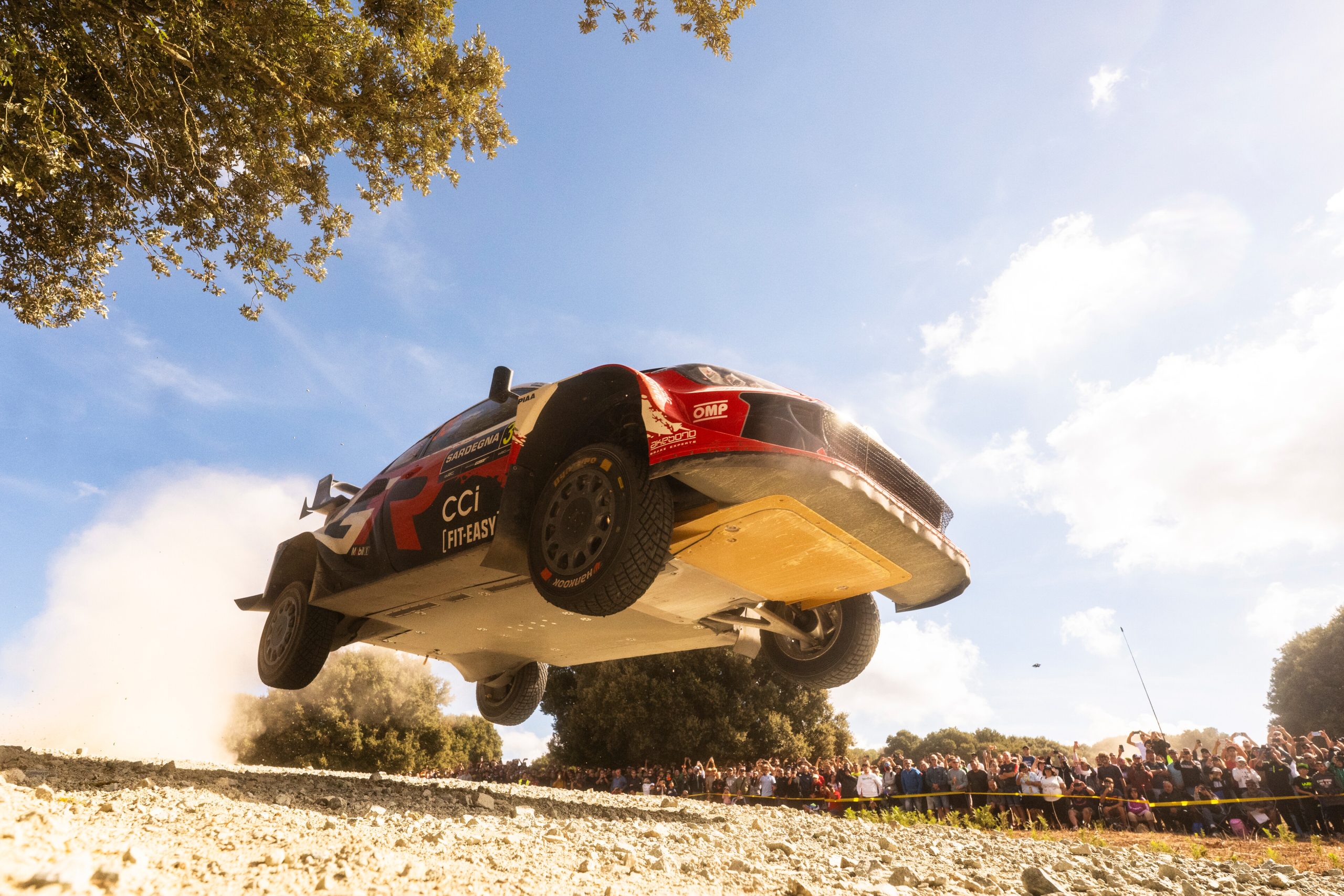 Toyota GR Yaris Rally1 Sardunya etabında havalanırken