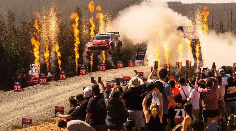Toyota GR Yaris Rally1 atlama anında, yolun iki yanında alev gösterisi