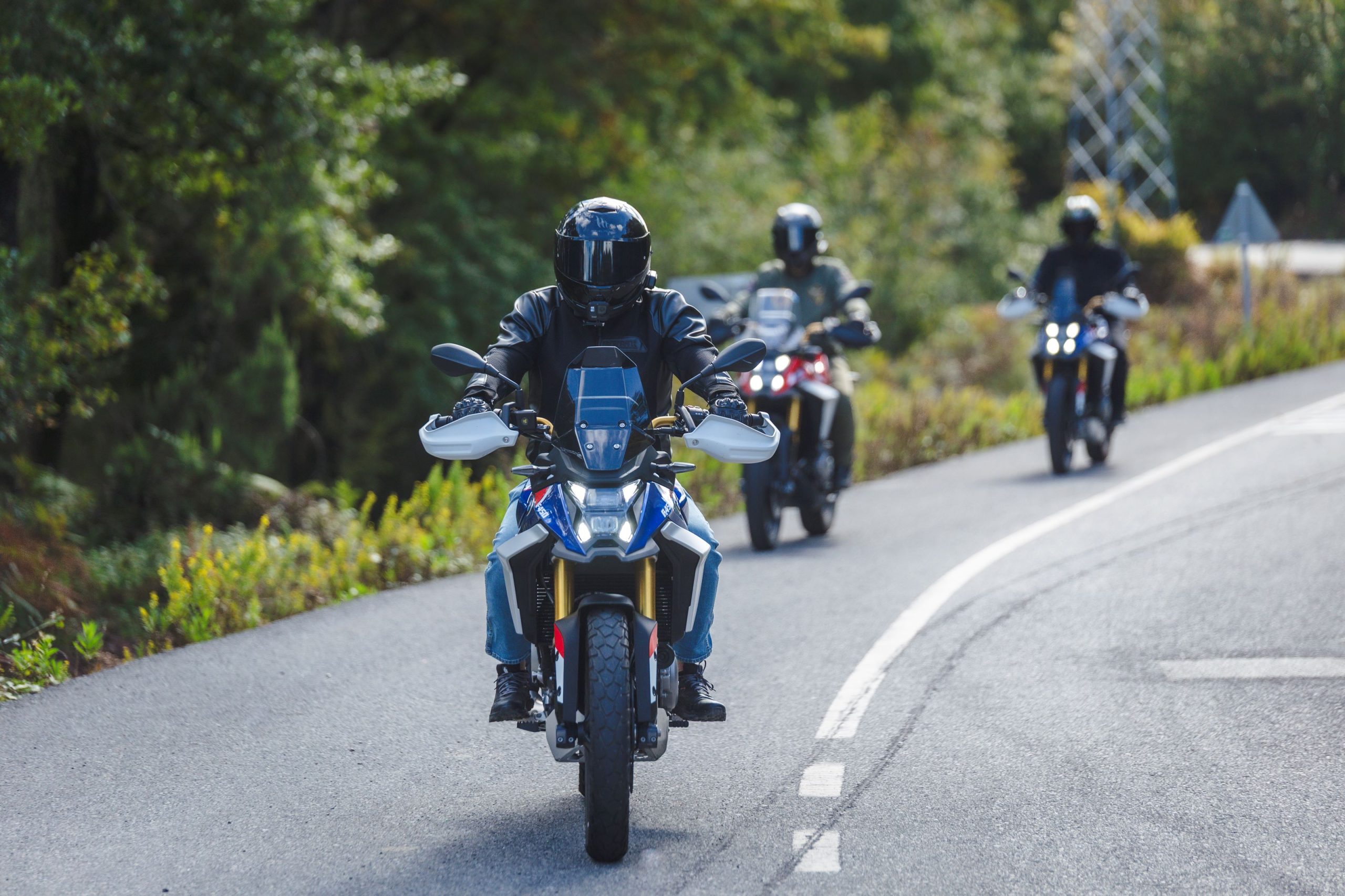 BMW F 450 GS motosikletleriyle grup sürüşü